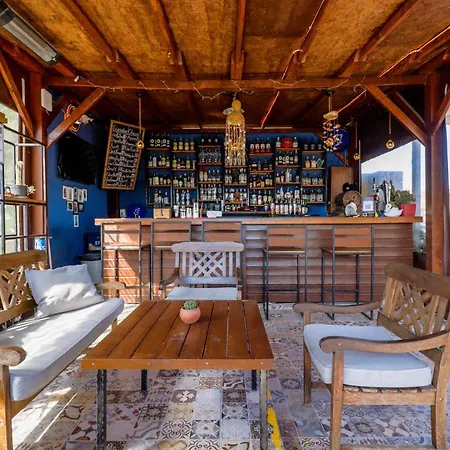 Gold Coast Hostal *